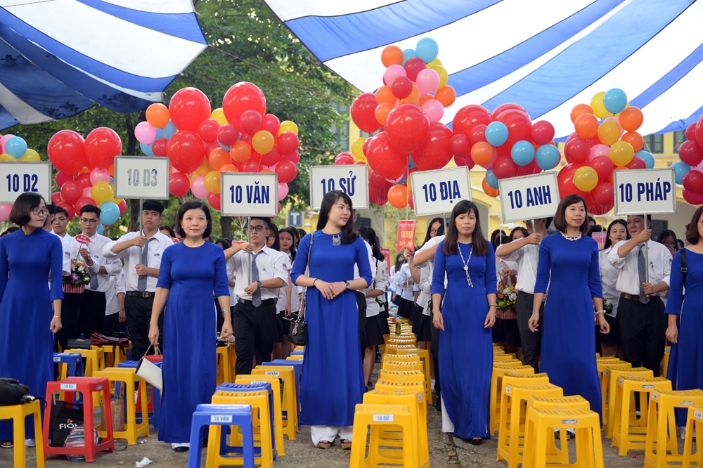 Giáo viên Trường THPT Chu Văn An dẫn thế hệ học sinh mới vào trường.